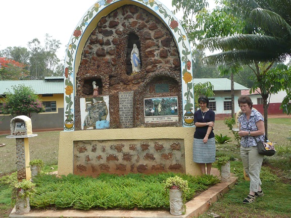 Aboke Mädchenschule Denkmal